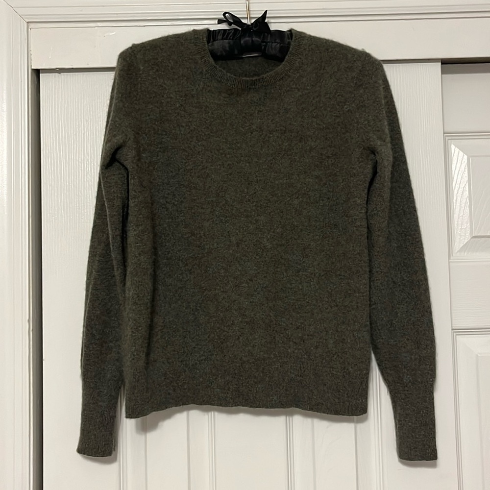 Everlane Classic Crew Neck Sweater in Cashmere